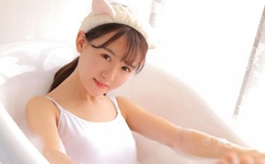 蓝旖琳与狗图片